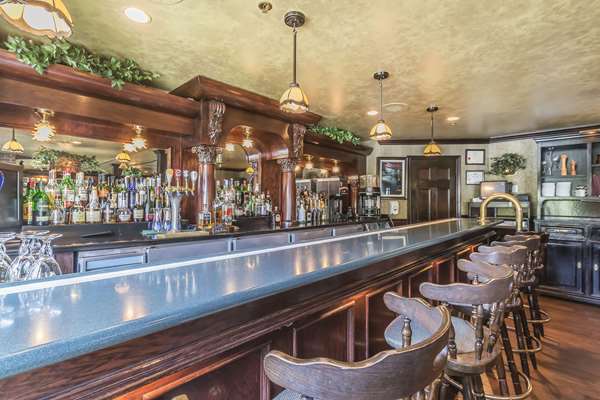 Restaurant - Inn on the Lake Fall River