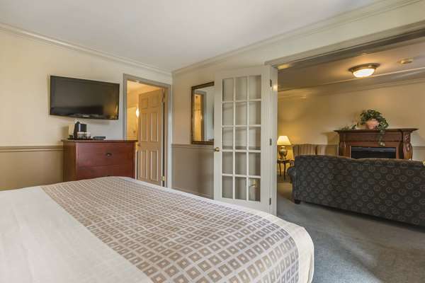 Suite - Inn on the Lake Fall River