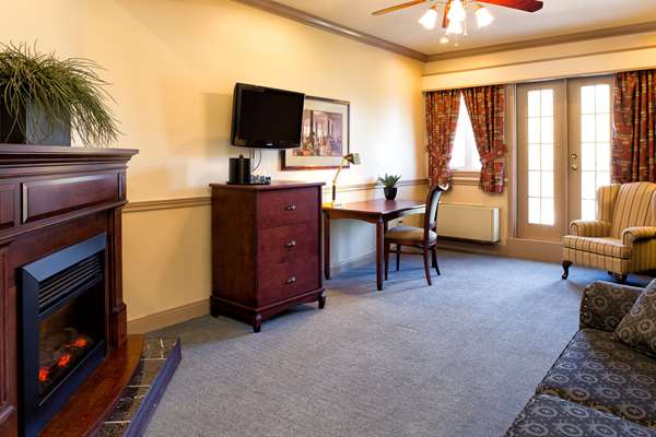 Suite - Inn on the Lake Fall River