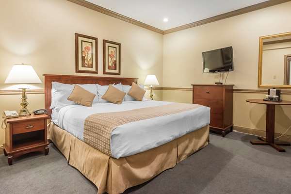 Suite - Inn on the Lake Fall River