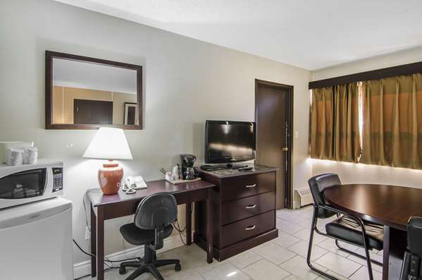  - Econo Lodge Lloydminster