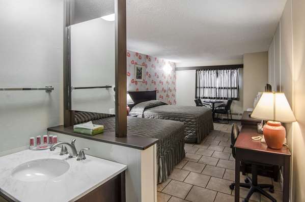  - Econo Lodge Lloydminster