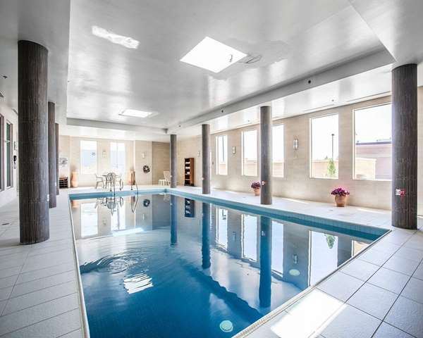 Pool - Comfort Hotel Halifax