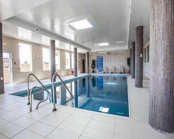 Pool - Comfort Hotel Halifax