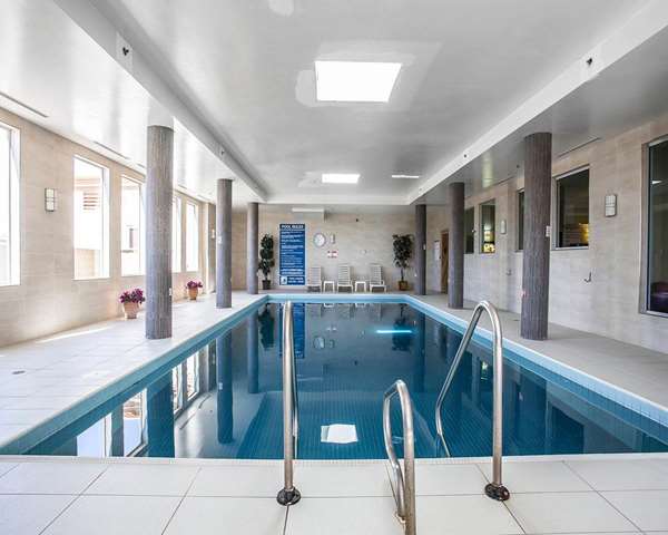 Pool - Comfort Hotel Halifax