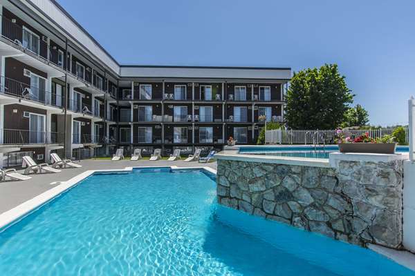 Pool - Econo Lodge Granby