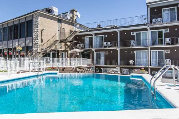 Pool - Econo Lodge Granby