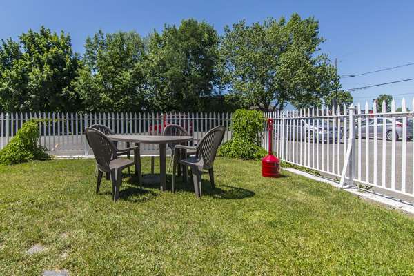 Pool - Econo Lodge Granby