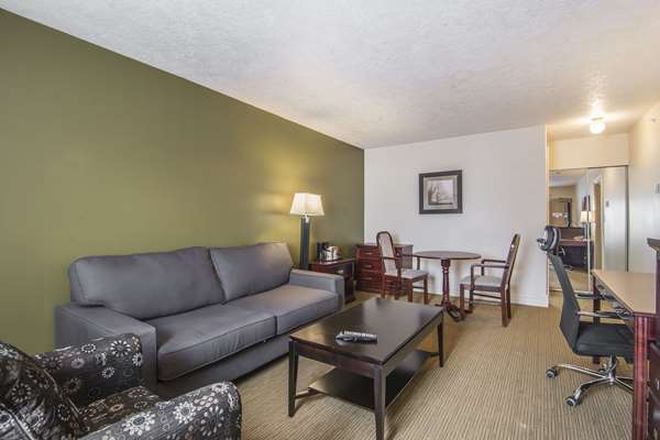 Suite - Econo Lodge Inn & Suites High Level