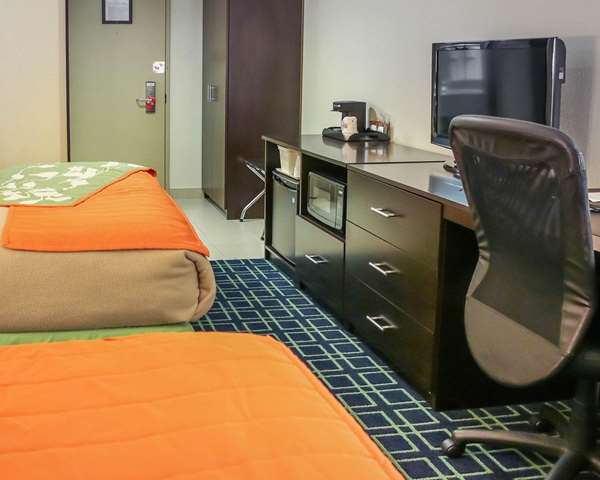  - Econo Lodge Central Winnipeg