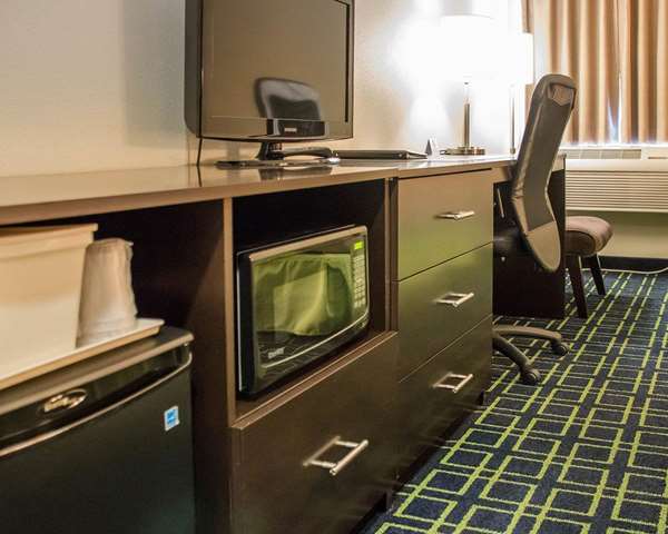  - Econo Lodge Central Winnipeg