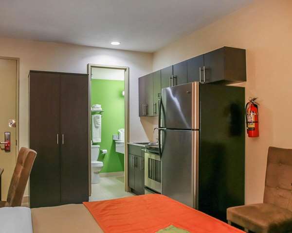  - Econo Lodge Central Winnipeg