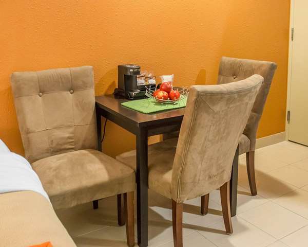  - Econo Lodge Central Winnipeg