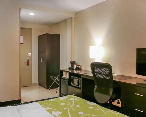  - Econo Lodge Central Winnipeg