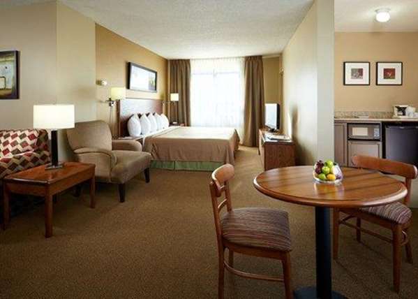 Suite - Quality Inn & Suites Montreal Airport Dorval