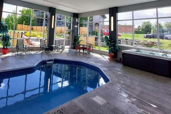 Pool - Quality Inn & Suites Victoriaville