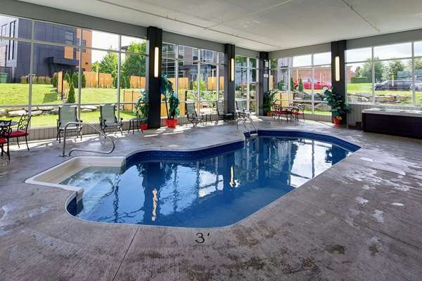 Pool - Quality Inn & Suites Victoriaville