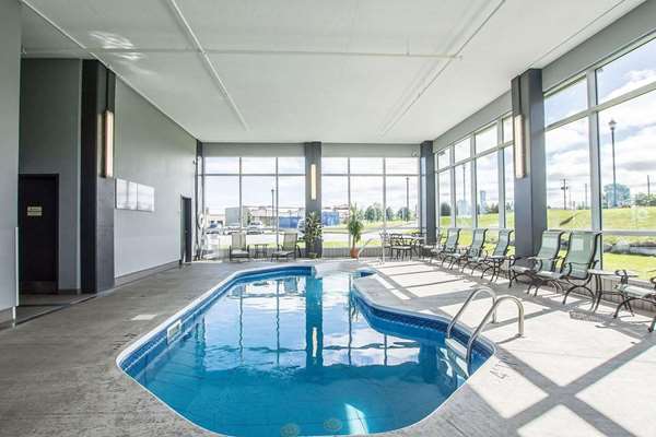 Pool - Quality Inn & Suites Victoriaville