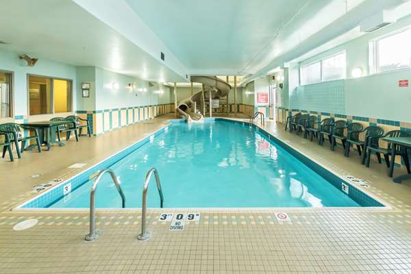 Pool - Comfort Inn & Suites Salmon Arm
