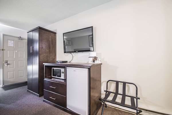  - Econo Lodge Vernon