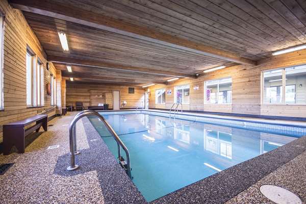 Pool - Econo Lodge Vernon