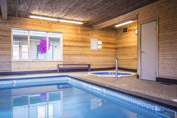 Pool - Econo Lodge Vernon
