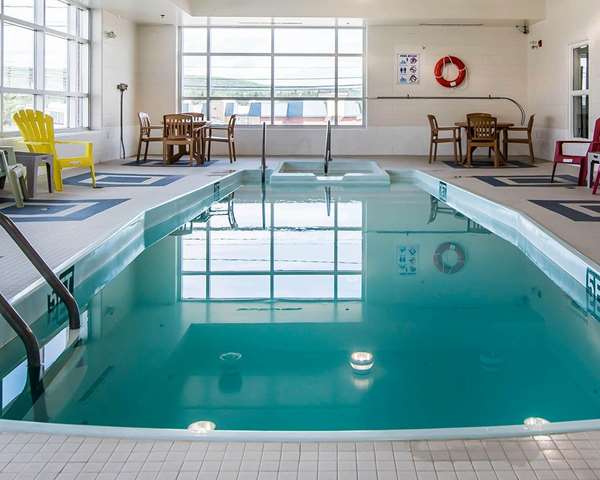 Pool - Quality Inn Moncton