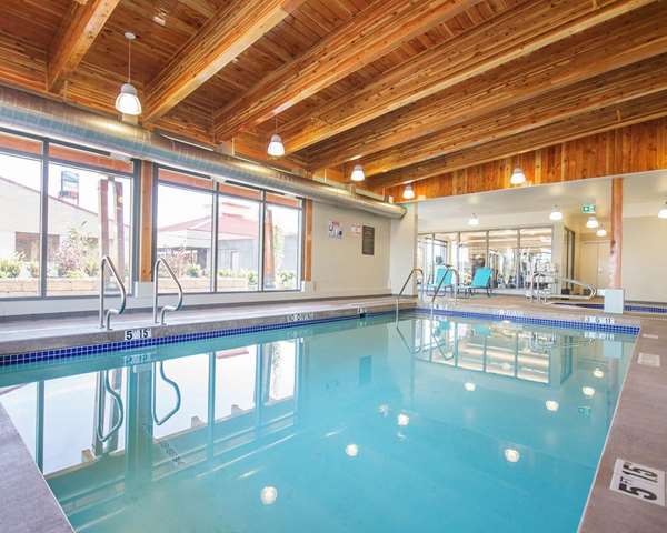 Pool - Comfort Inn & Suites Campbell River