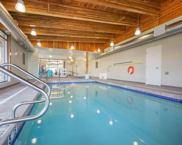 Pool - Comfort Inn & Suites Campbell River