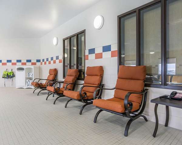 Pool - Comfort Inn & Suites Nisku
