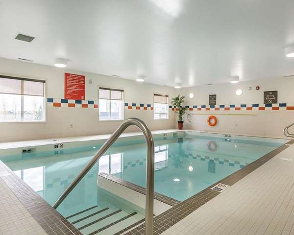 Pool - Comfort Inn & Suites Nisku