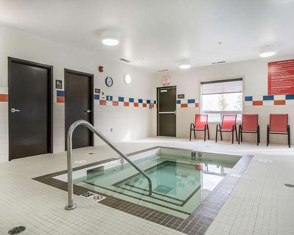 Pool - Comfort Inn & Suites Nisku