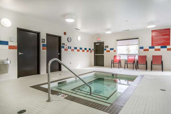 Pool - Comfort Inn & Suites Nisku