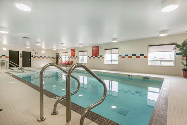 Pool - Comfort Inn & Suites Nisku