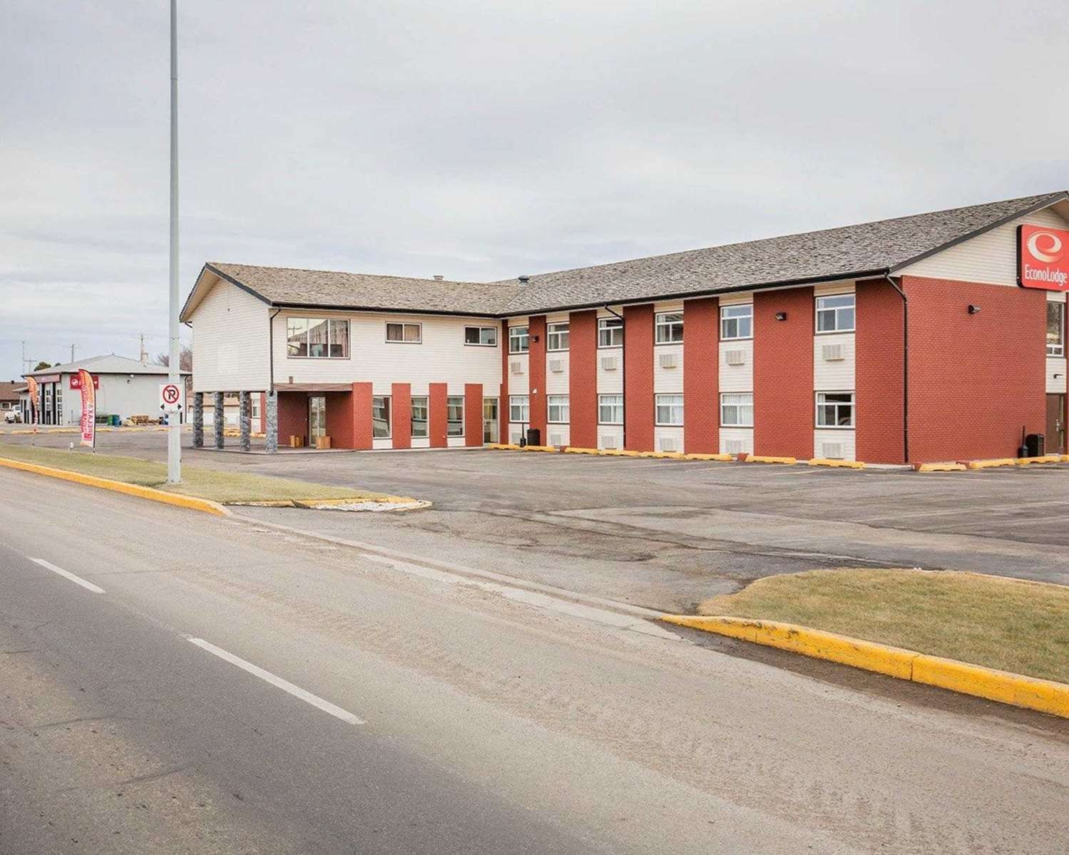 Econo Lodge Taber, AB See Discounts