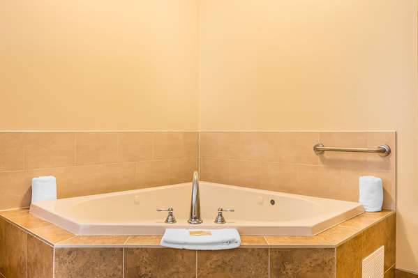 Suite - Quality Inn & Suites Hawkesbury