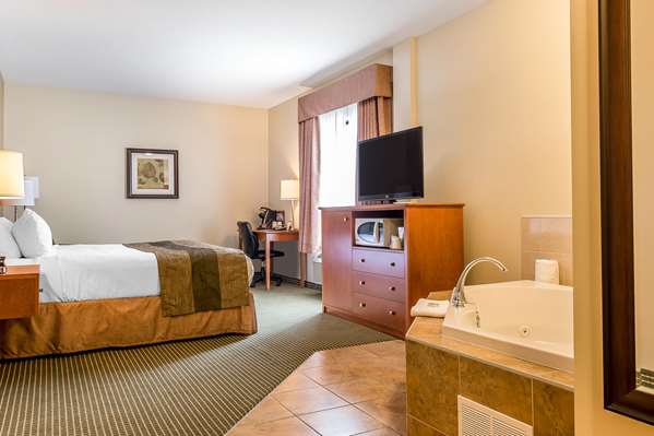 Suite - Quality Inn & Suites Hawkesbury