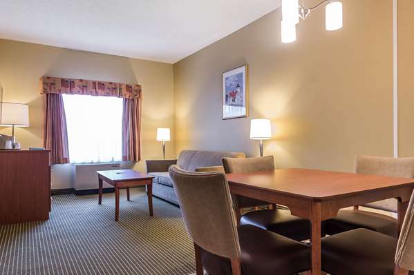 Suite - Quality Inn & Suites Hawkesbury