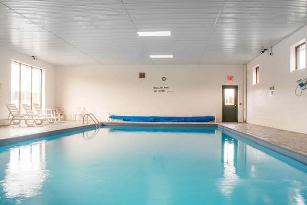 Pool - Quality Inn Bracebridge