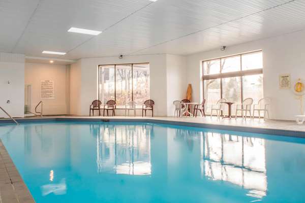 Pool - Quality Inn Bracebridge