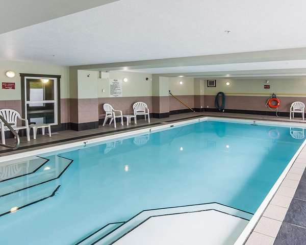 Pool - Quality Inn & Suites Hinton