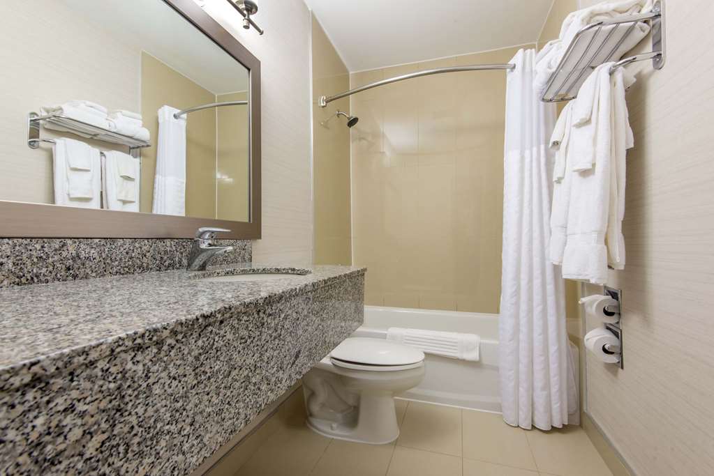 COMFORT INN AND SUITES COLLINGWOOD-guestroom-Guest Room,Bathroom,On-Site.jpg