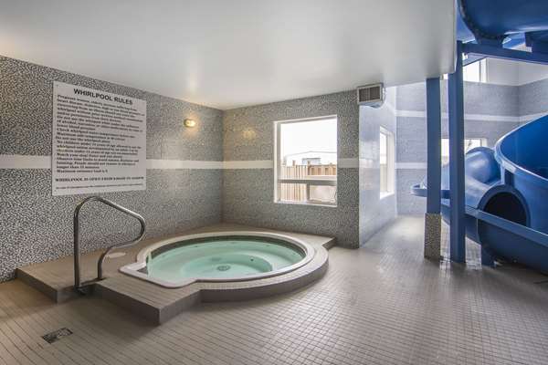 Pool - Quality Inn & Suites Yorkton