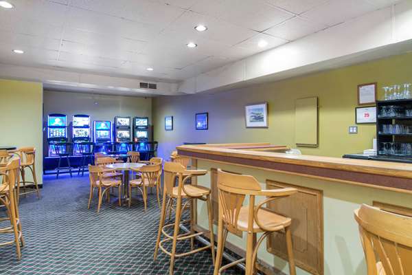Bar - Quality Hotel & Suites Gander
