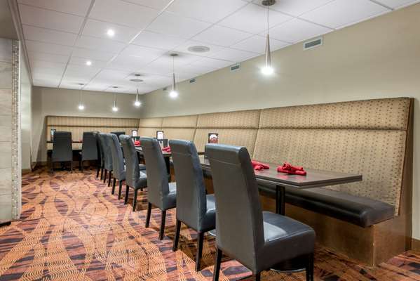 Restaurant - Clarion Hotel & Suites Brandon