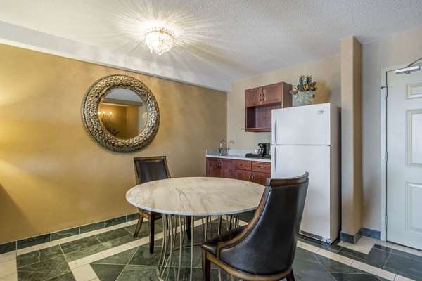 Suite - Clarion Hotel & Conference Centre Sherwood Park