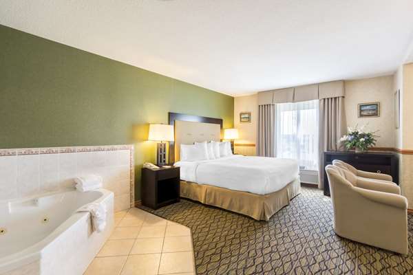 Suite - Clarion Hotel & Conference Centre Sherwood Park