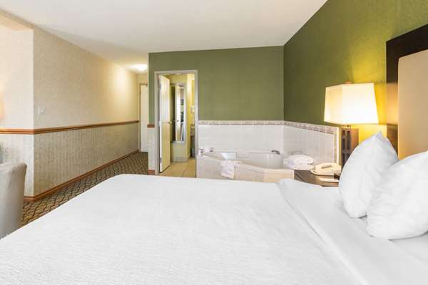 Suite - Clarion Hotel & Conference Centre Sherwood Park
