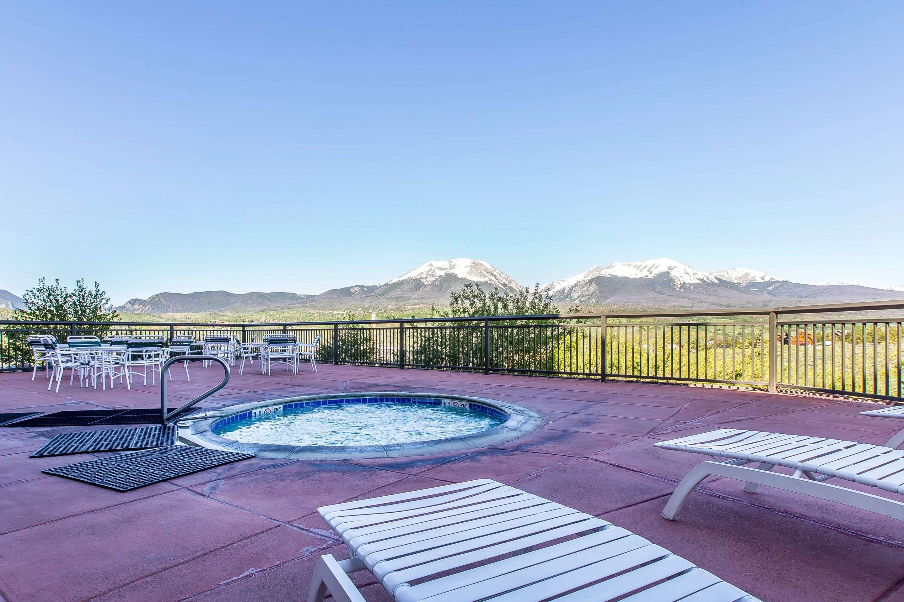 Outdoor hot tub | Comfort Suites