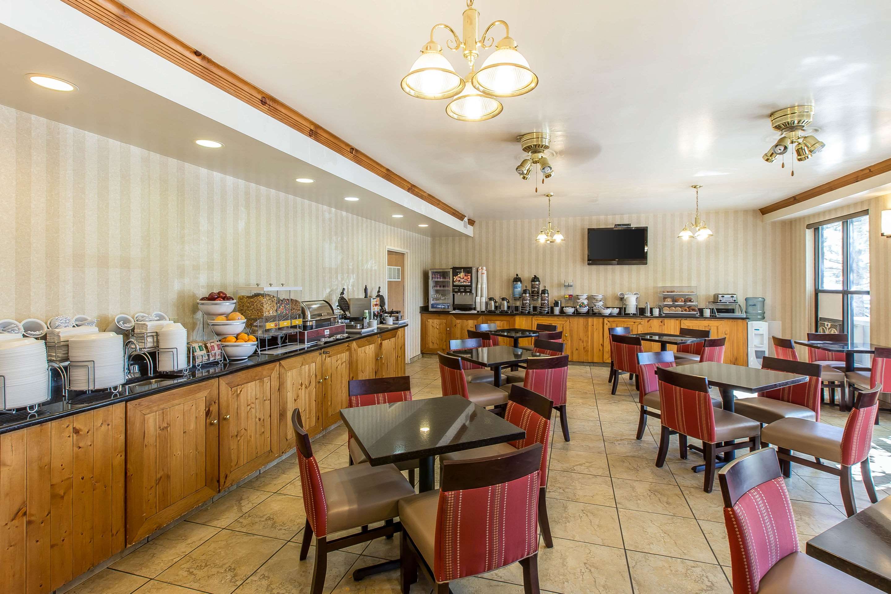 Breakfast area | Comfort Suites